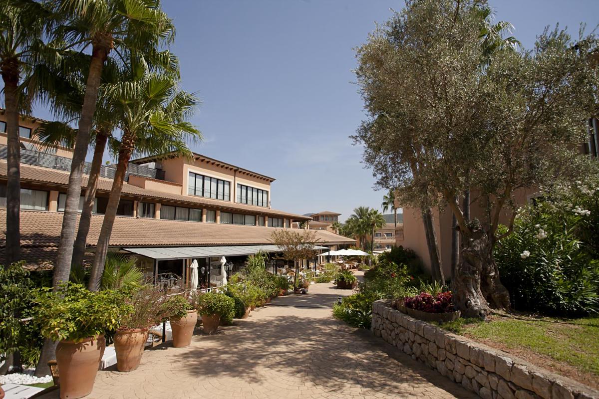 Jardín al aire libre en Mon Port Hotel & Spa