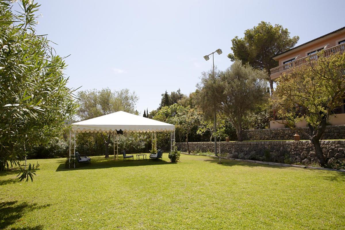 Jardín al aire libre en Mon Port Hotel & Spa