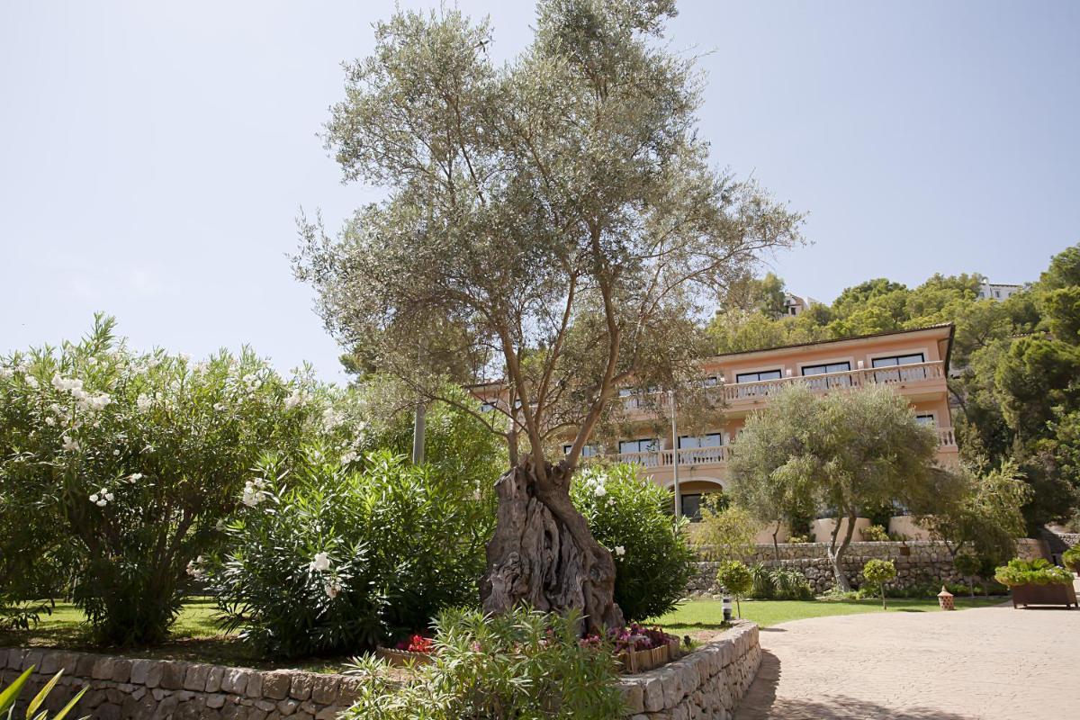 Jardín al aire libre en Mon Port Hotel & Spa