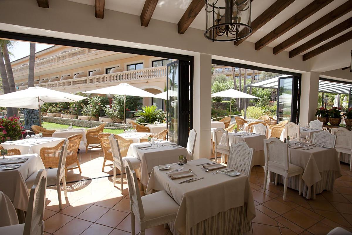 Un restaurante o sitio para comer en Mon Port Hotel & Spa