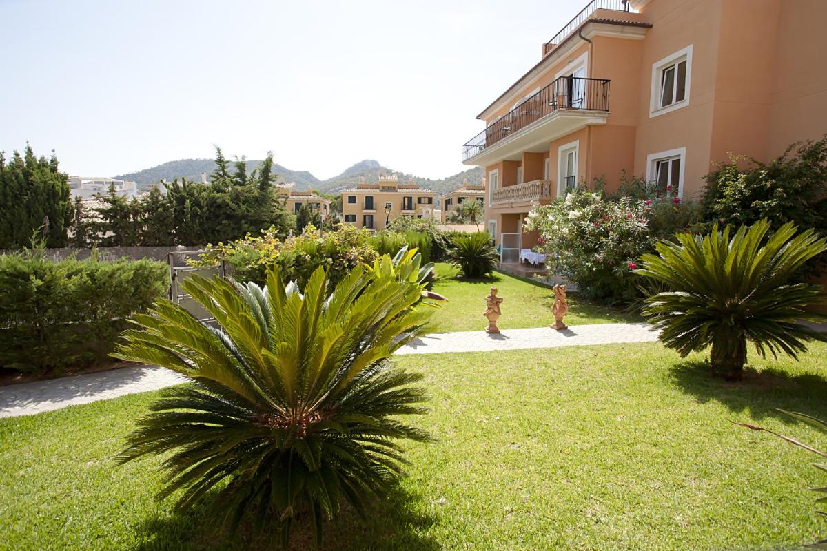 Jardín al aire libre en Mon Port Hotel & Spa