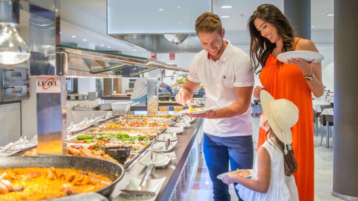 Comida en o cerca de este hotel