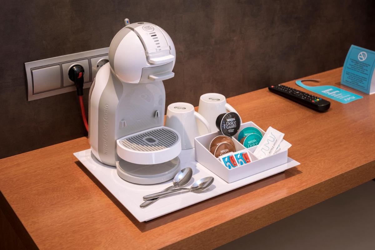 Utensilios para hacer té y café en Sumus Hotel Monteplaya & SPA 4Sup - Adults Only