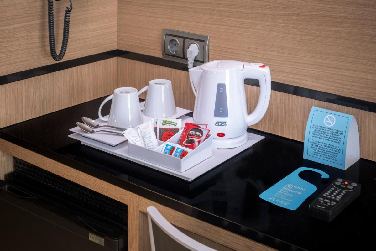 Utensilios para hacer té y café en Sumus Hotel Monteplaya & SPA 4Sup - Adults Only