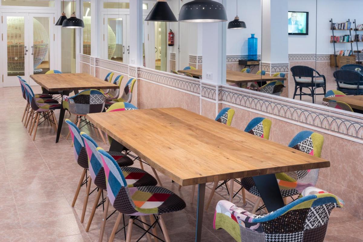 Un restaurante o sitio para comer en Sumus Hotel Monteplaya & SPA 4Sup - Adults Only