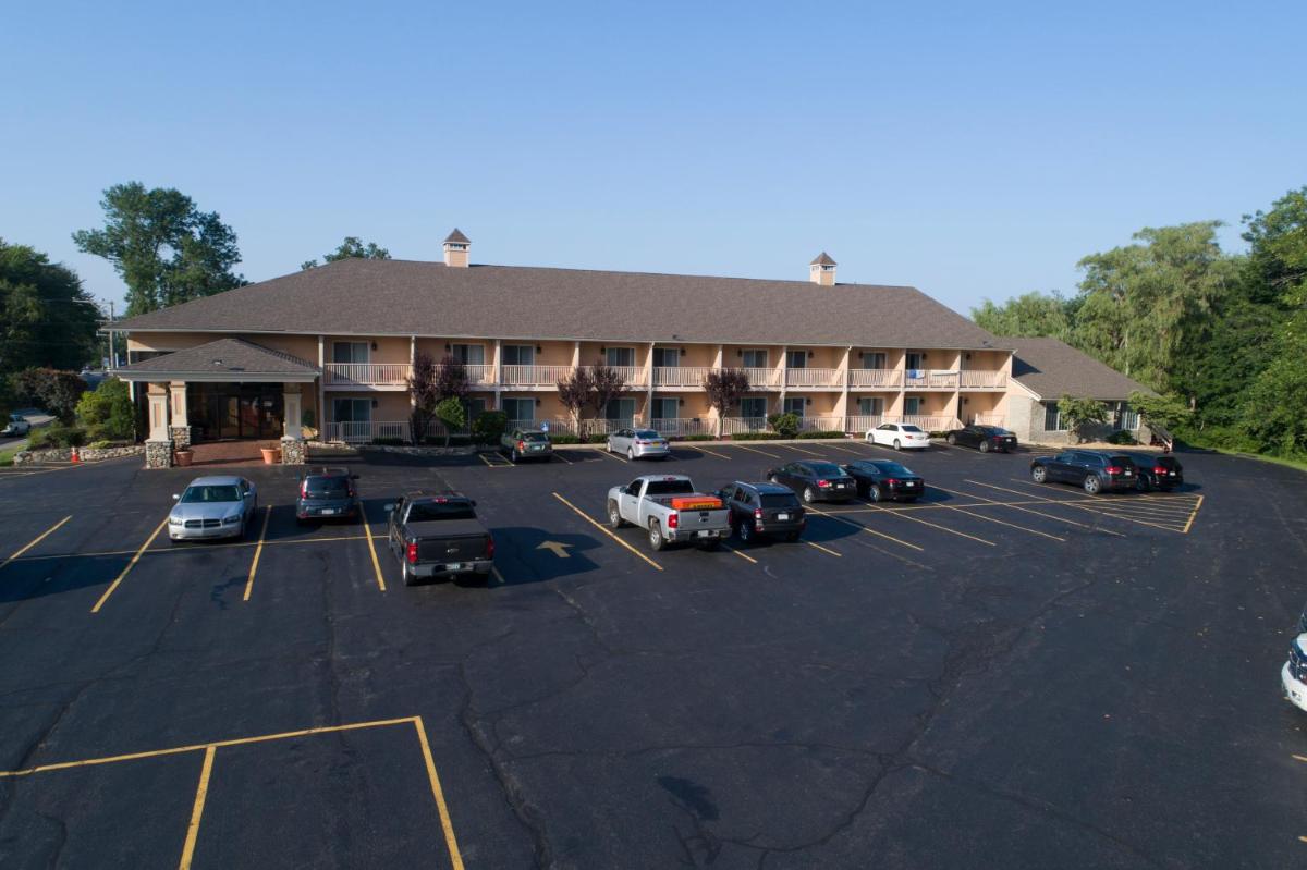 Hampton Falls Inn - Housity