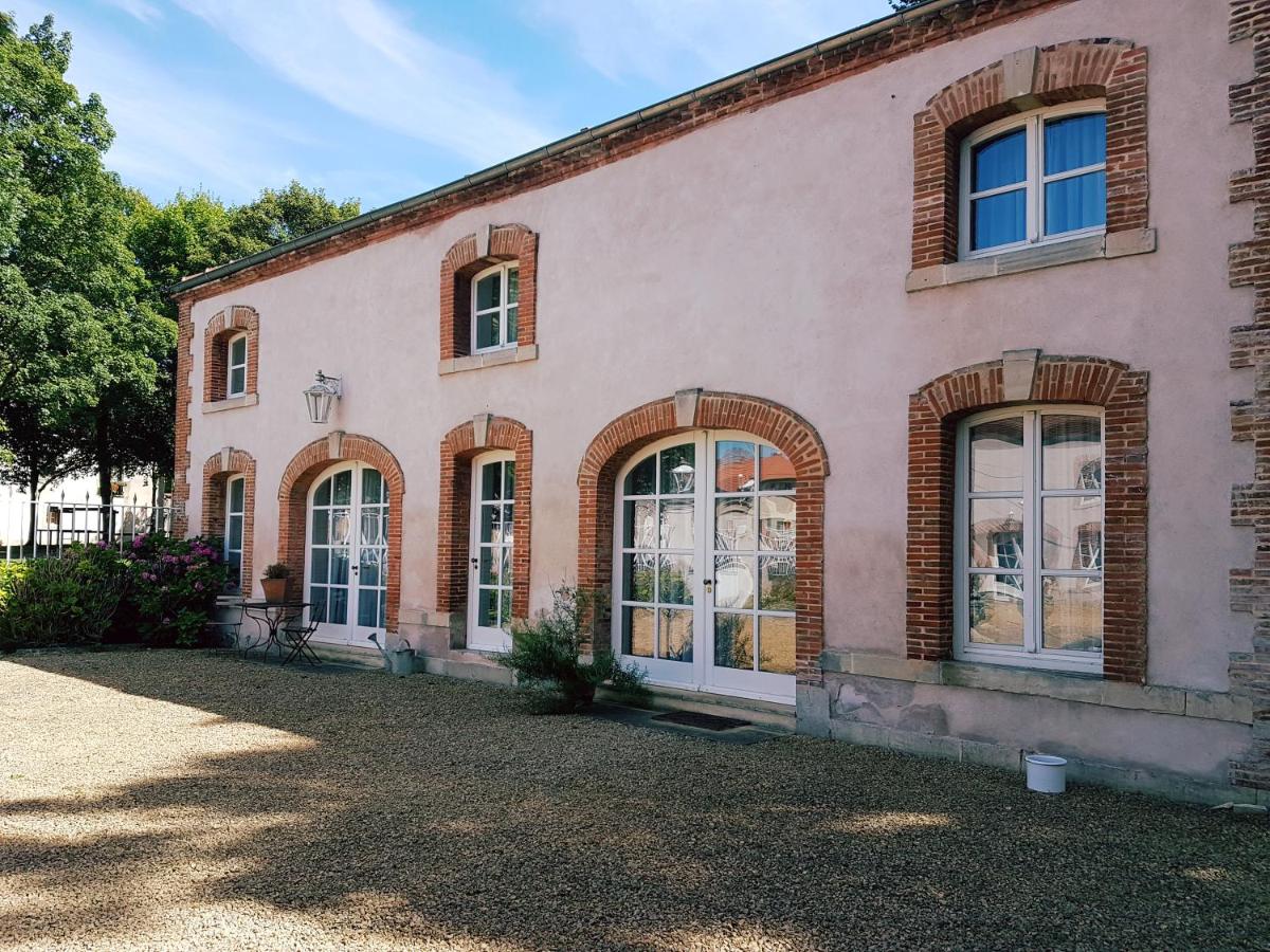 Château Mesny Gite Au Fil des Pages - Housity