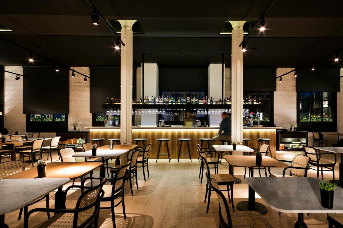 Un restaurante o sitio para comer en Yurbban Passage Hotel & Spa