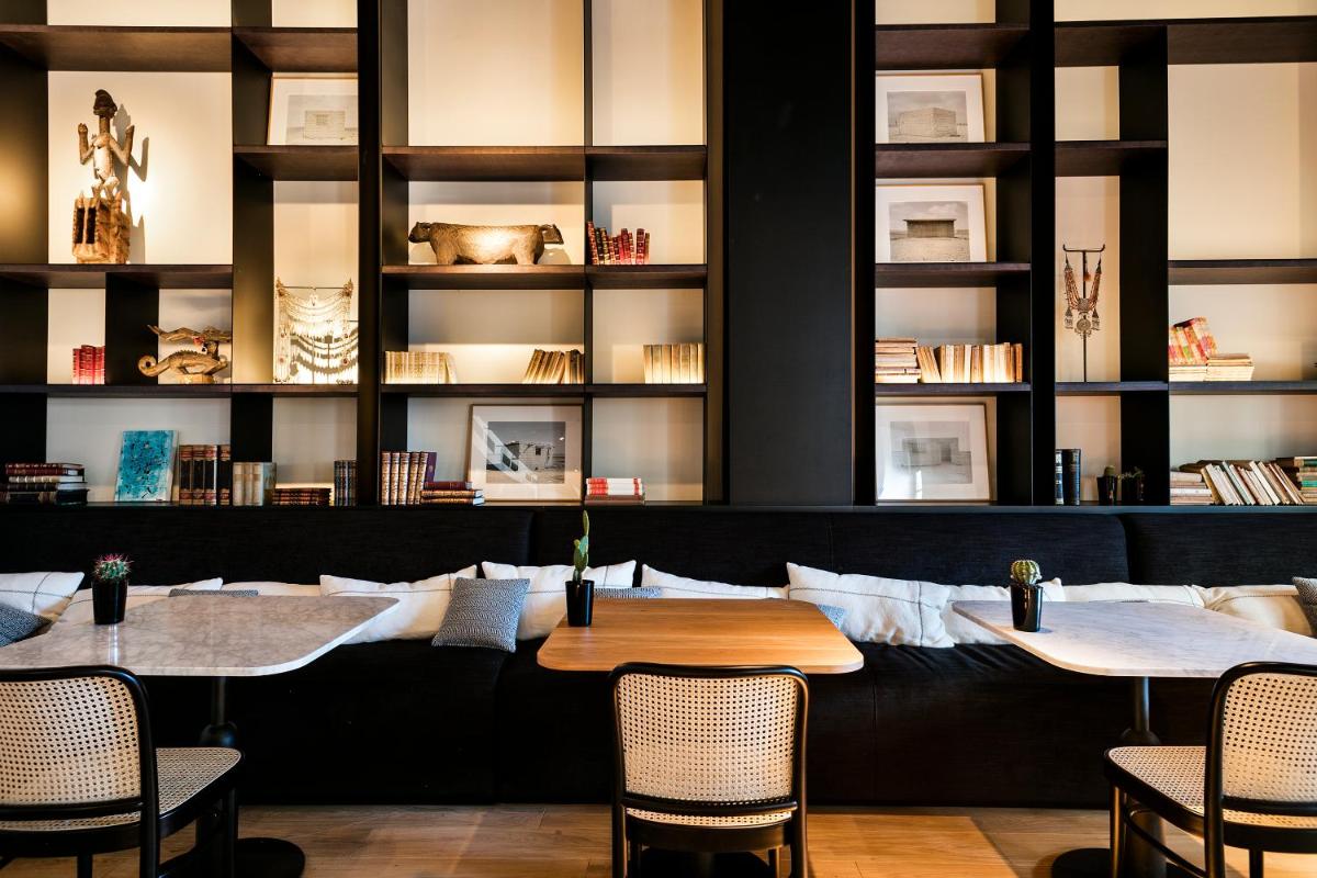 Un restaurante o sitio para comer en Yurbban Passage Hotel & Spa