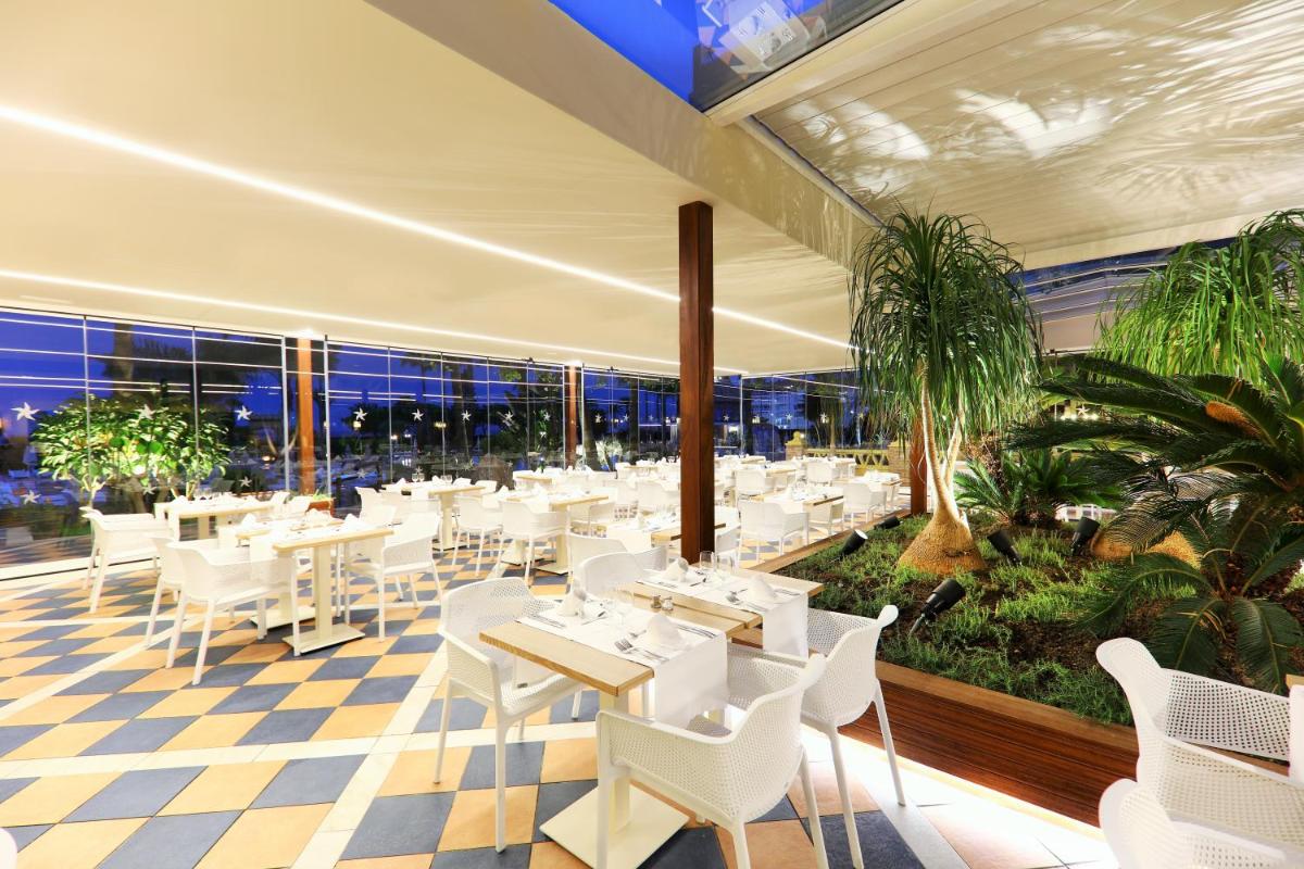 Un restaurante o sitio para comer en Iberostar Waves Málaga Playa