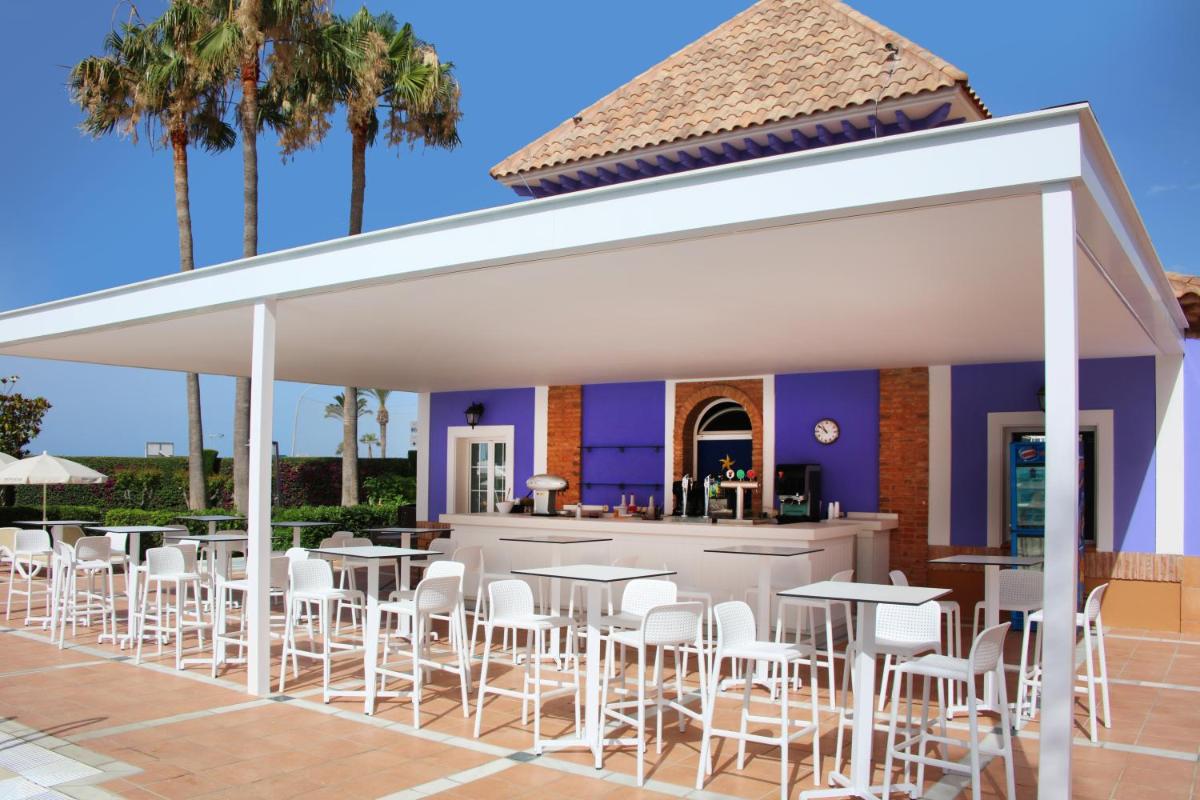 Un restaurante o sitio para comer en Iberostar Waves Málaga Playa