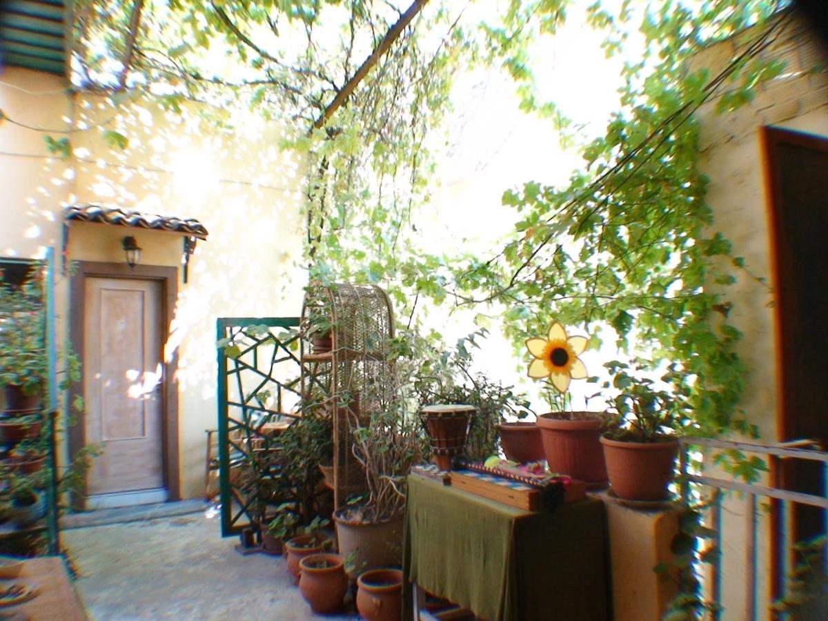 Earini Rooms And Apartments - Housity
