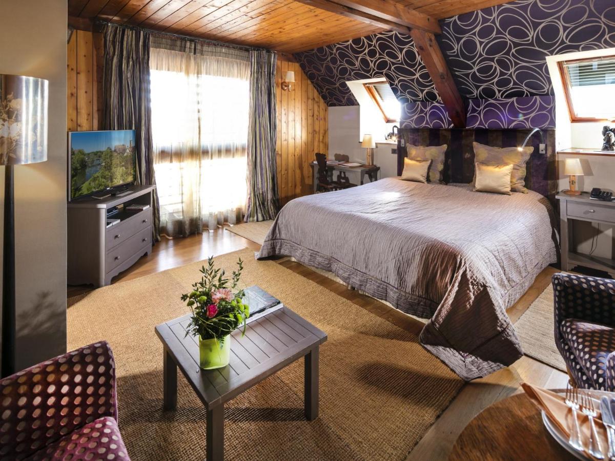 une chambre d'hôtel avec un lit et une télévision dans l'établissement Hotel des Berges, Restaurant Gastronomique & Spa, à Illhaeusern