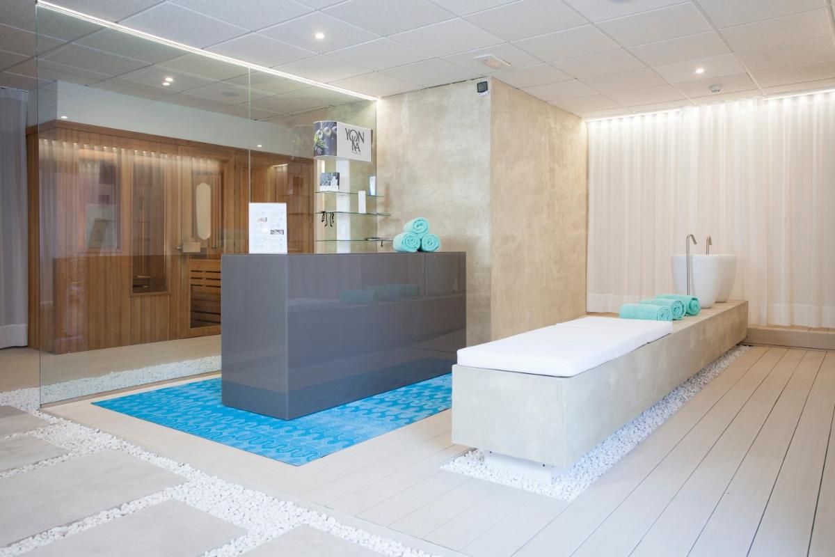 Un baño con bañera en una habitación. en Fénix Torremolinos - Adults Only Recommended, en Torremolinos
