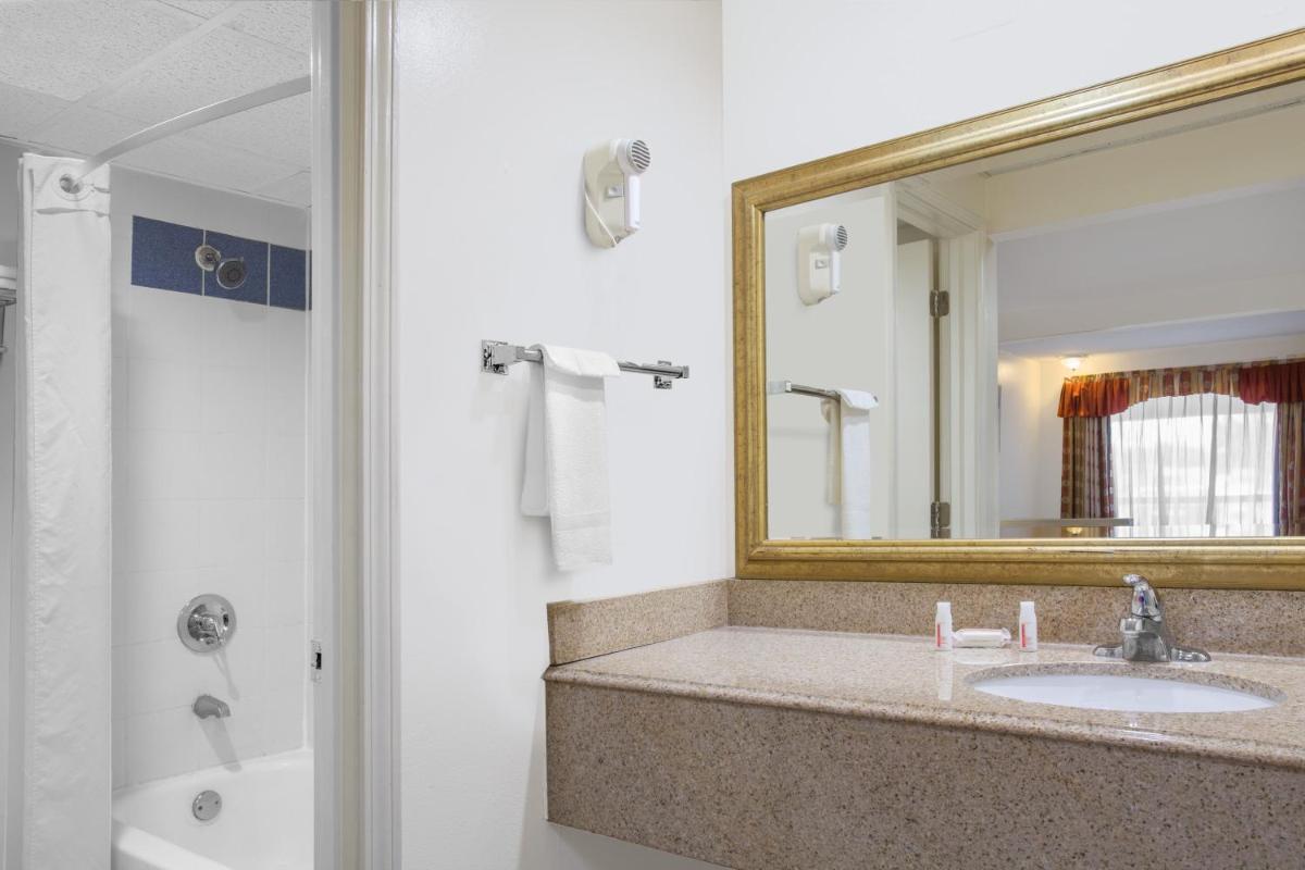 Super 8 by Wyndham Port Royal/Beaufort - Housity