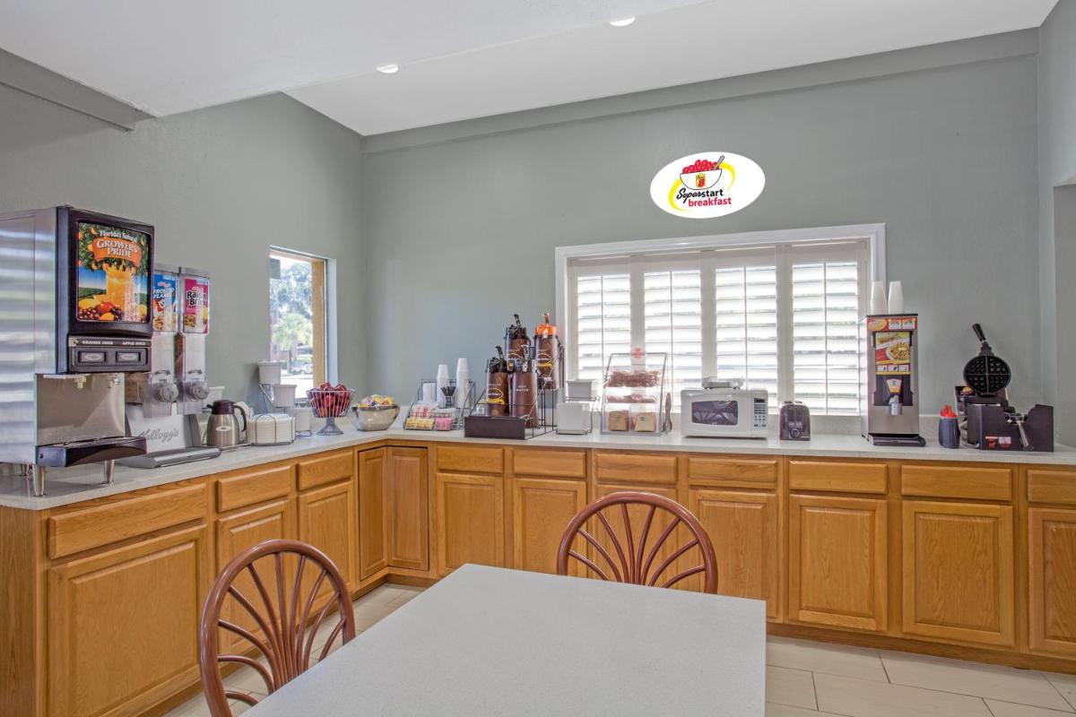 Super 8 by Wyndham Port Royal/Beaufort - Housity