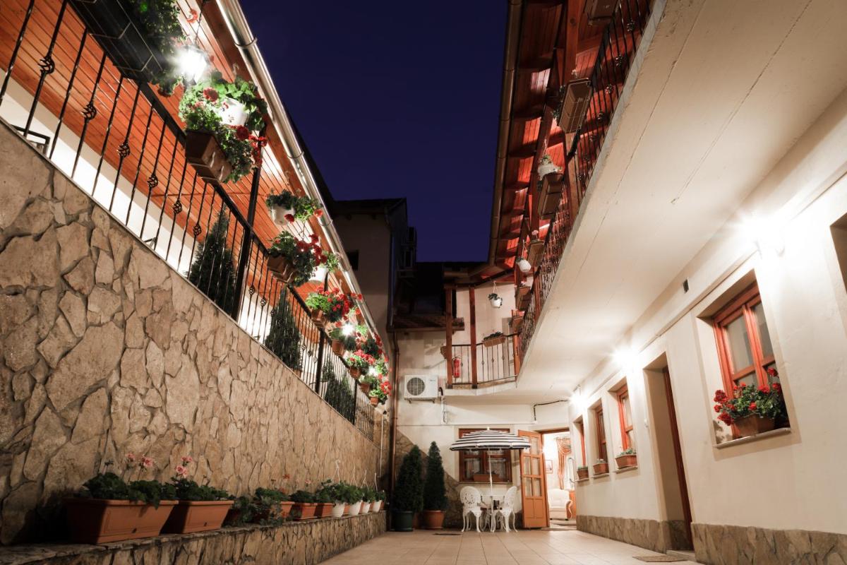 Szinbád Hotel - Housity