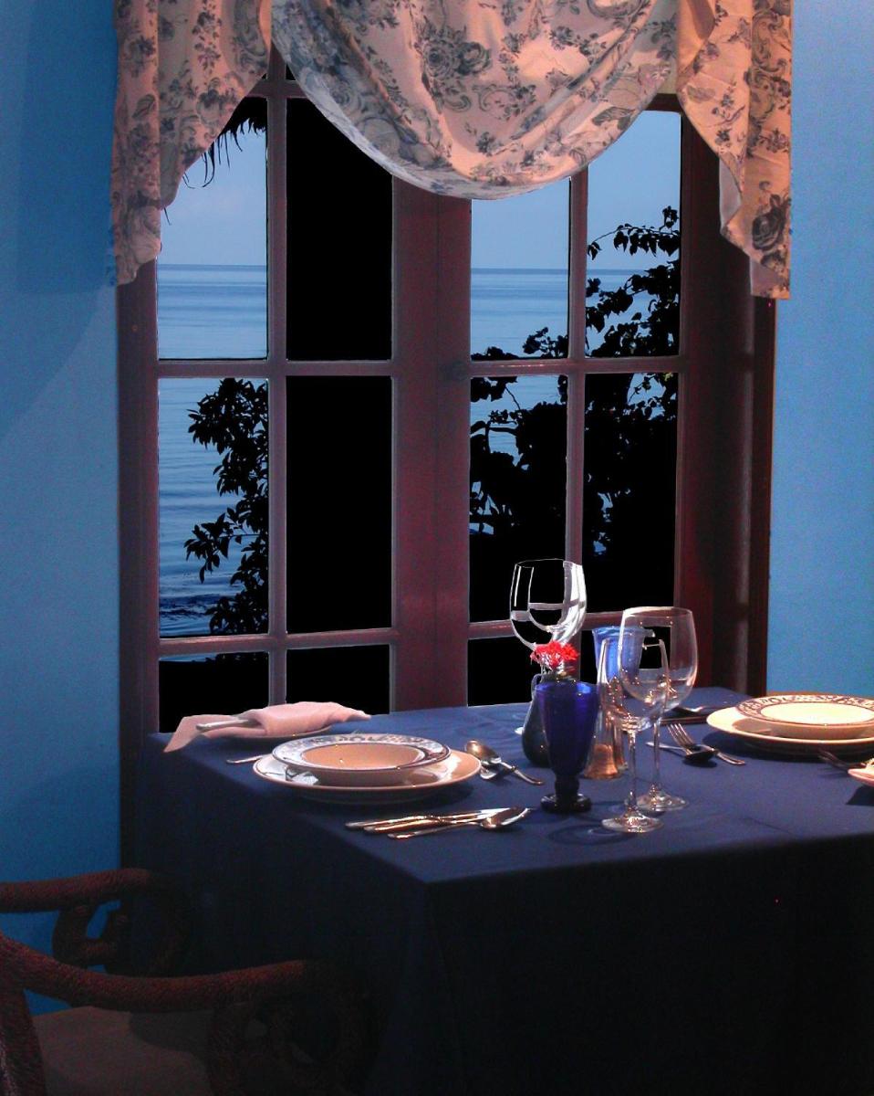 Las Flores Beachside Hotel - Housity