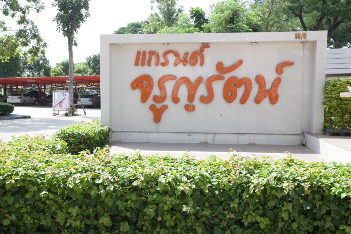 Grand Charoonrat Apartment - Housity