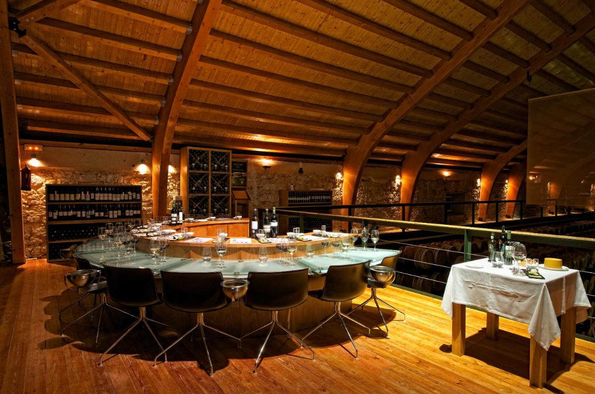 Un restaurante o sitio para comer en Hacienda Zorita Wine Hotel & Spa