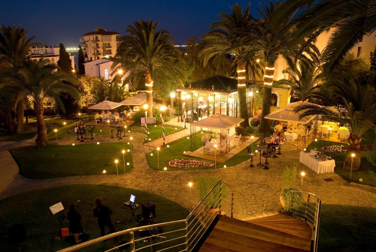 Jardín al aire libre en GPRO Valparaiso Palace & Spa