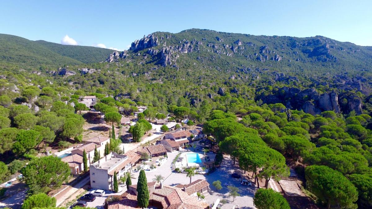 vue aérienne d'une station de montagne dans l'établissement Auberge Val Moureze Hôtel & Spa, à Mourèze