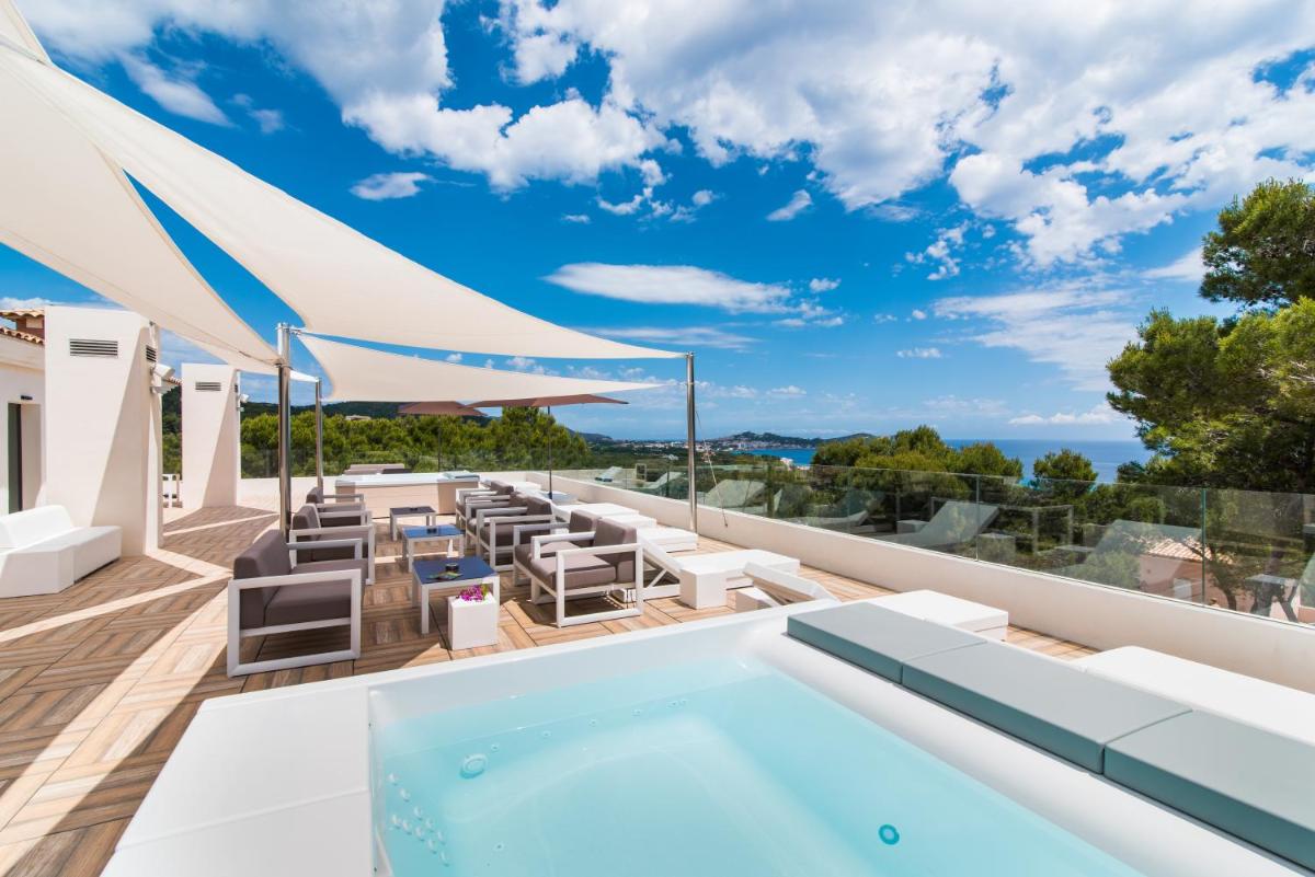 una piscina en el tejado de una casa en Hotel Na Taconera, en Cala Ratjada