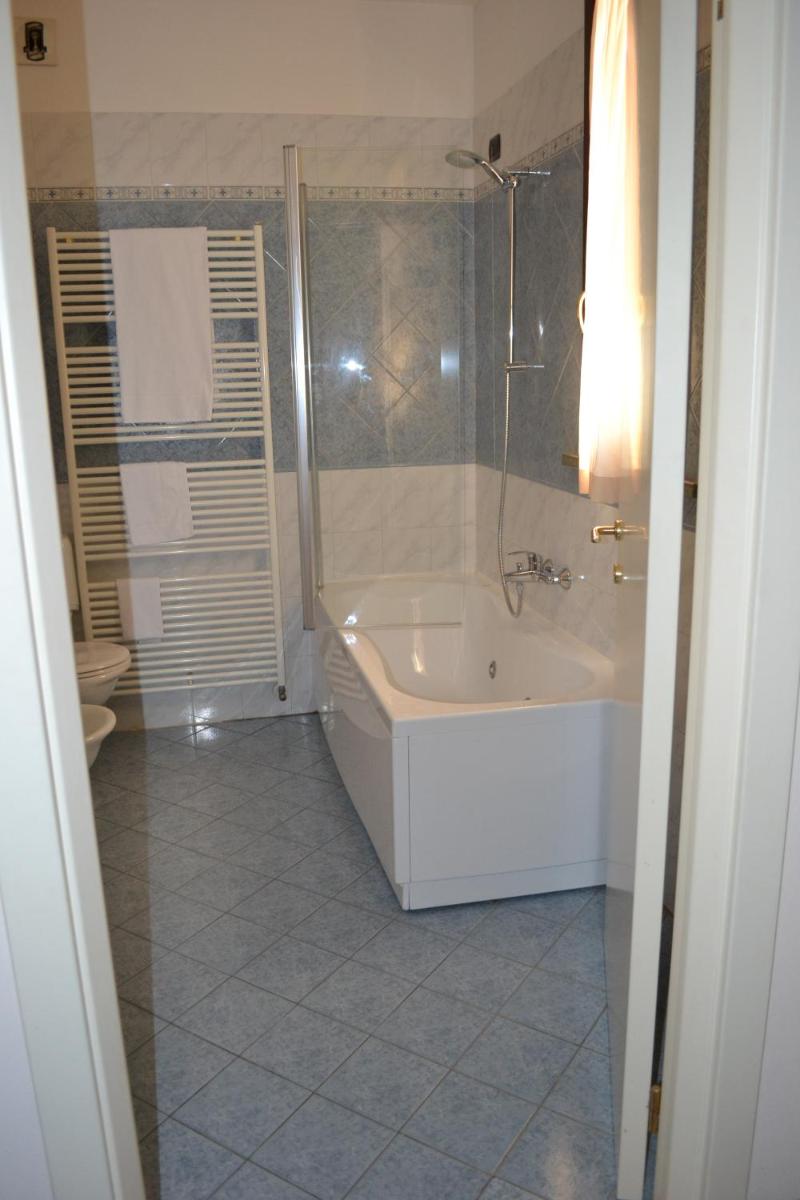 Tricolore Hotel - Housity