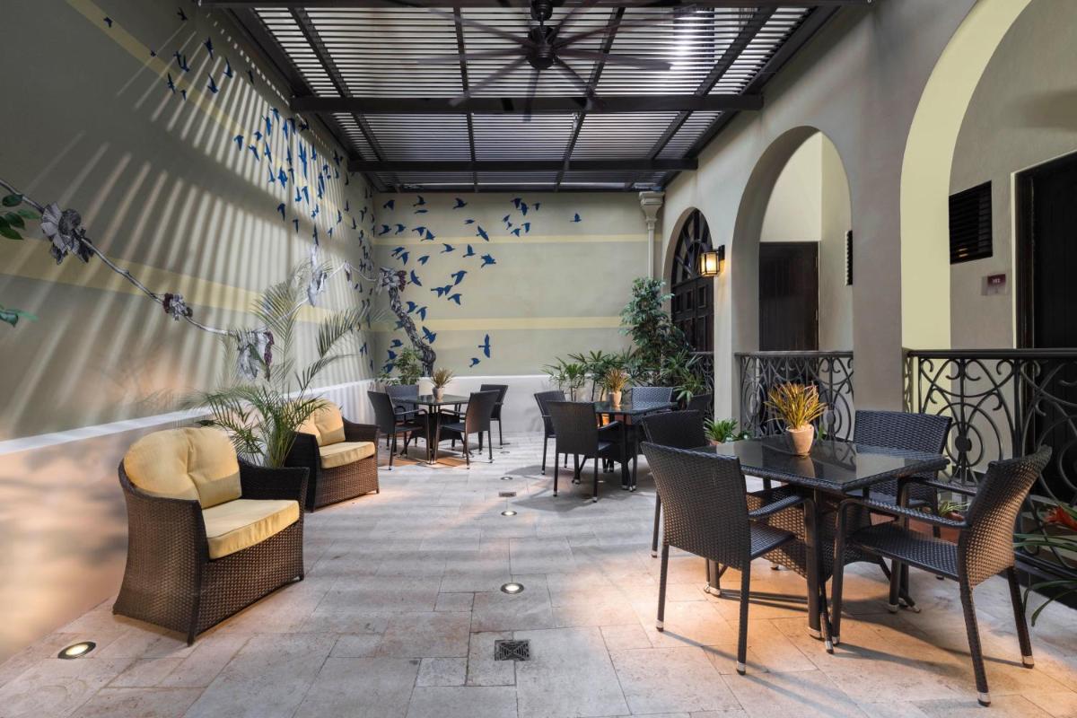 Decanter Hotel - Hizvo