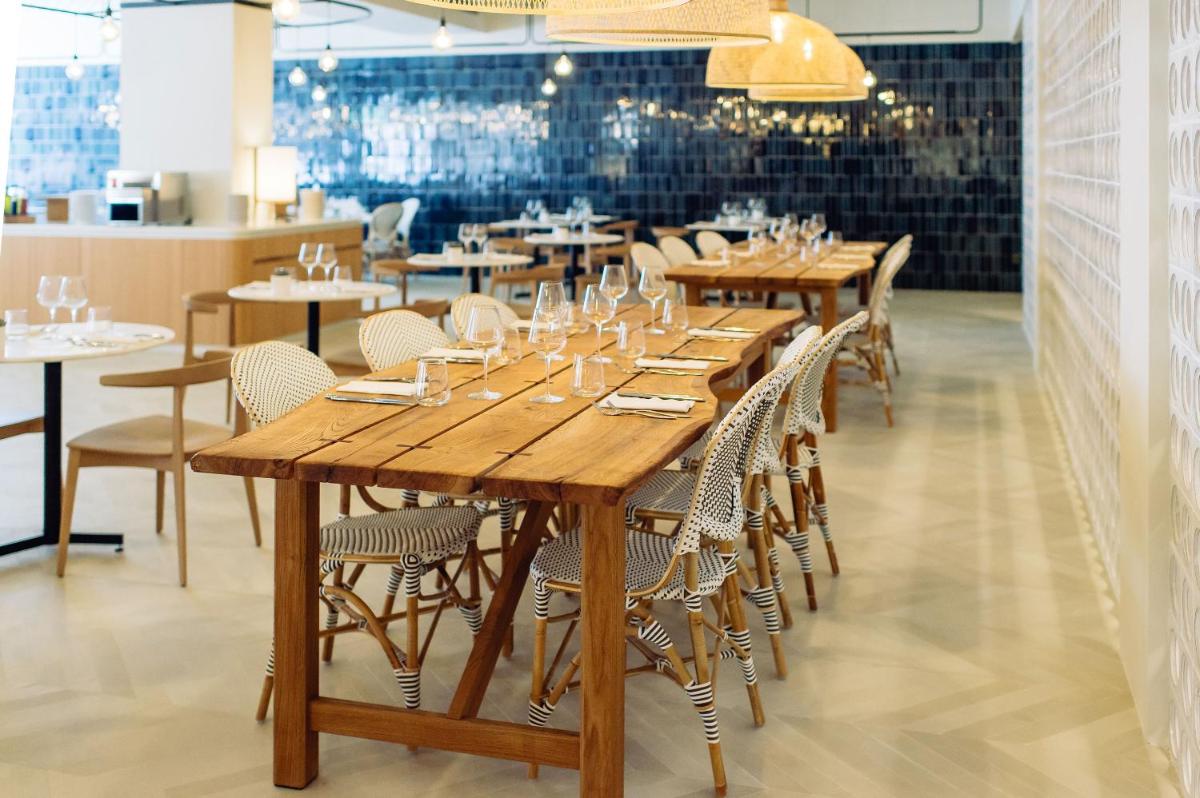 Un restaurante o sitio para comer en Inturotel Cala Esmeralda Beach Hotel & Spa - Adults Only