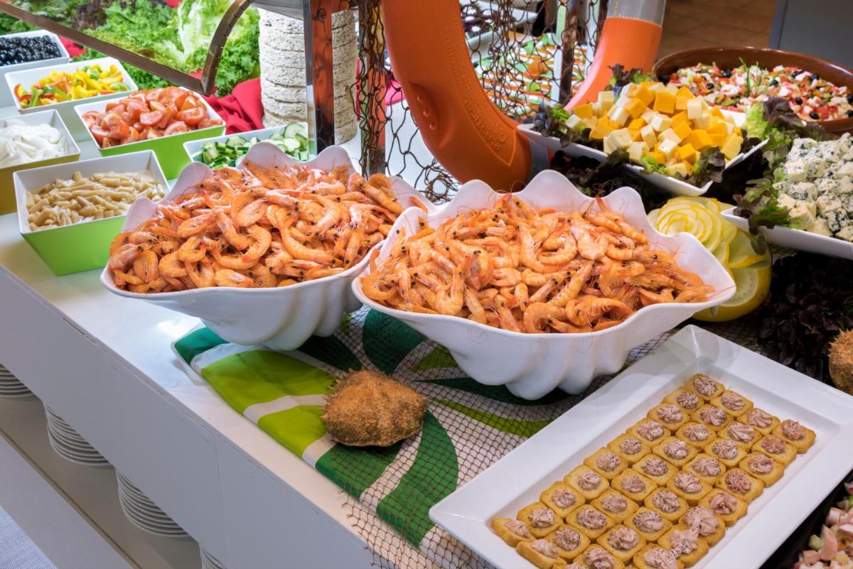 Comida en o cerca de este hotel