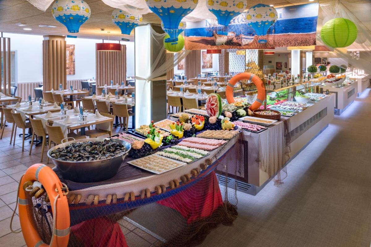 Comida en o cerca de este hotel