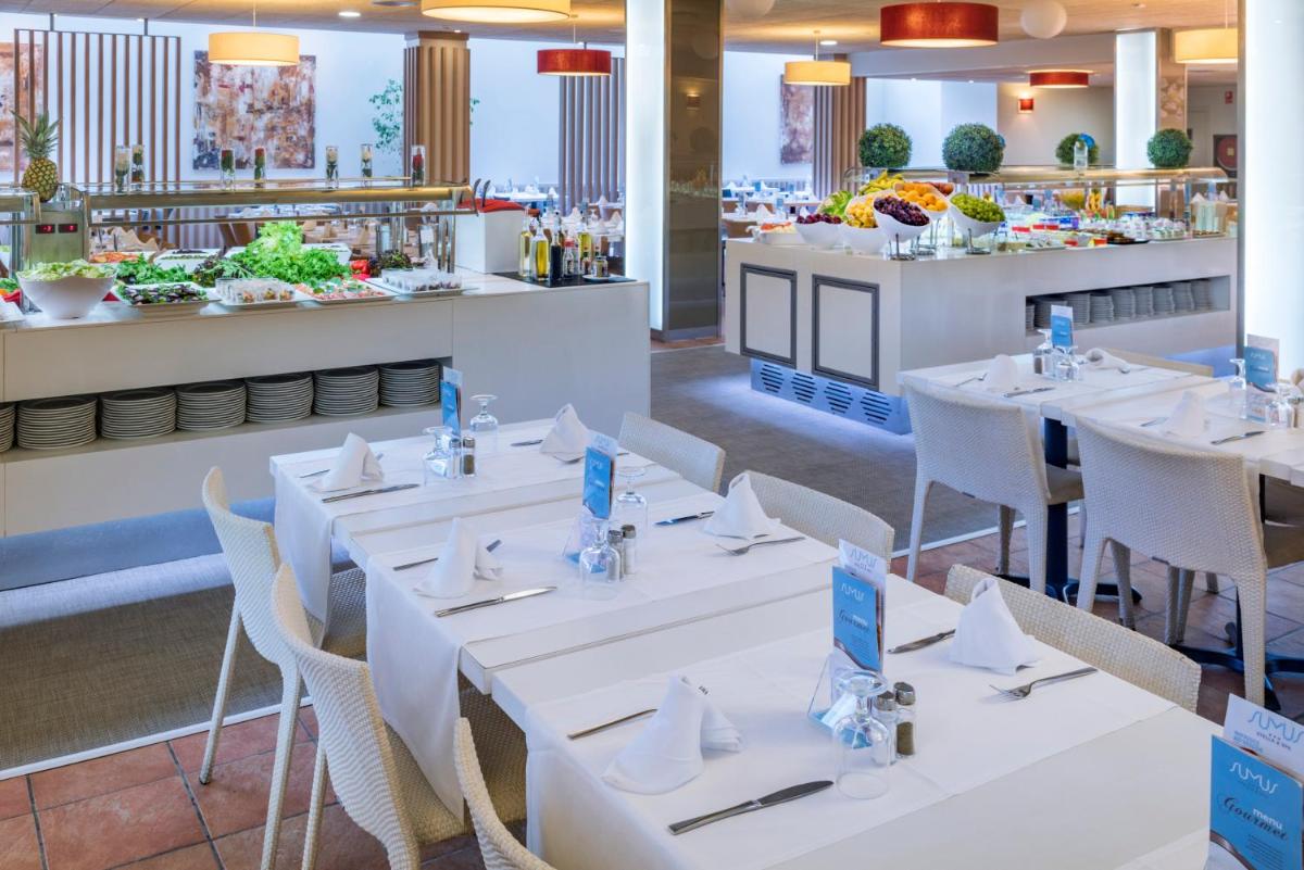 Un restaurante o sitio para comer en Sumus Hotel Stella and Spa 4S Adults Recommended