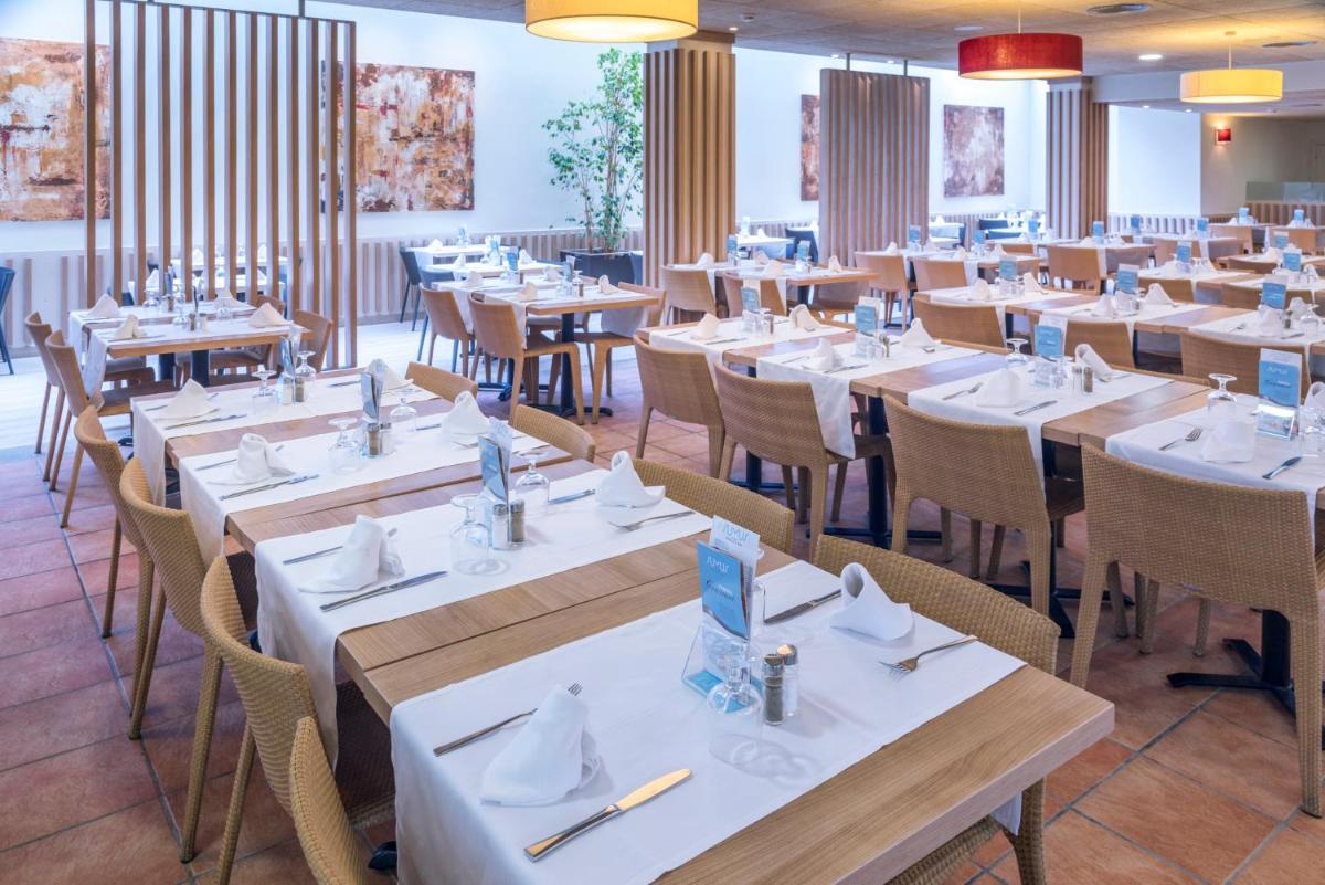 Un restaurante o sitio para comer en Sumus Hotel Stella and Spa 4S Adults Recommended