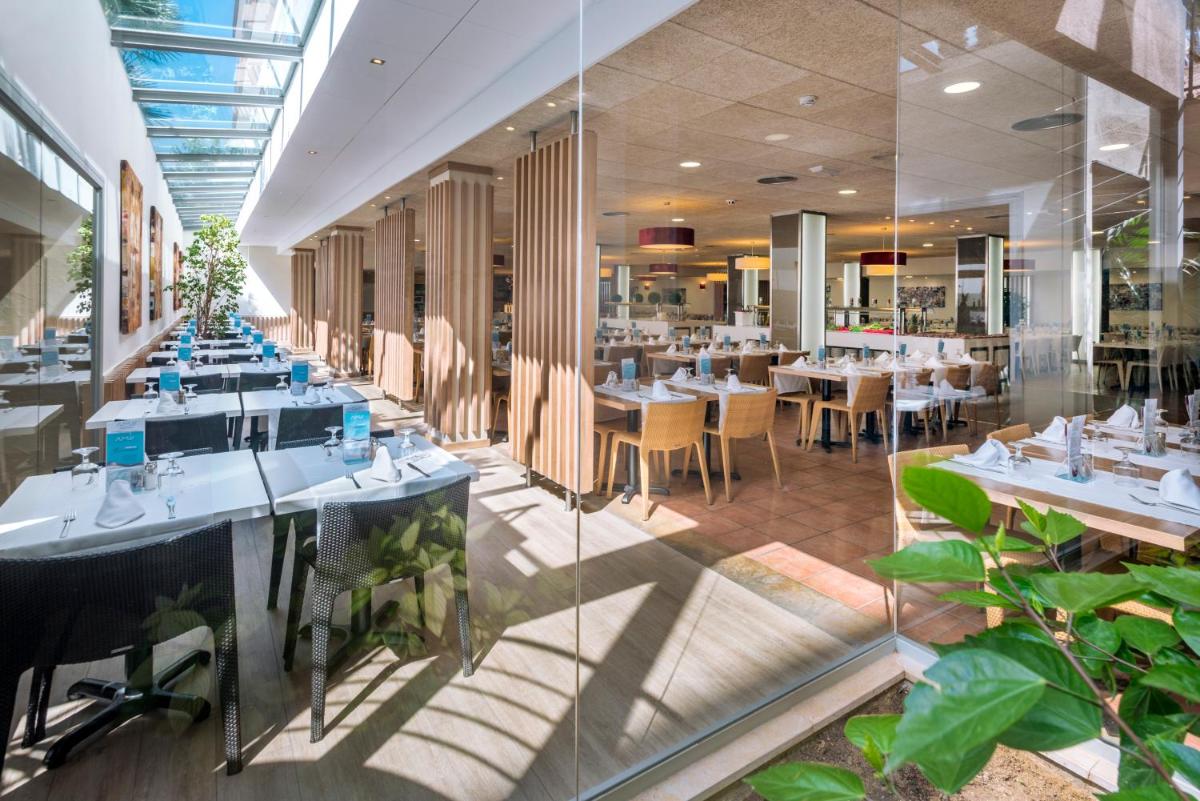 Un restaurante o sitio para comer en Sumus Hotel Stella and Spa 4S Adults Recommended
