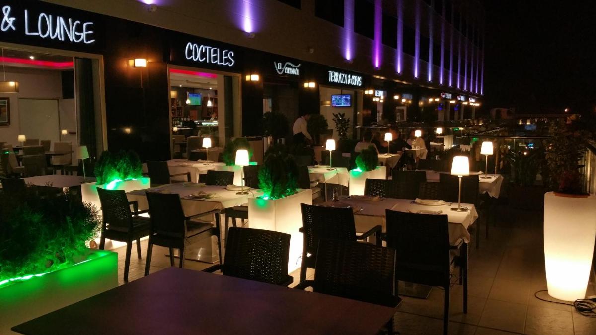 Un restaurante o sitio para comer en Dña Monse Hotel Spa & Golf
