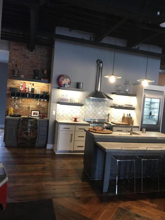Little Easy w/Big Easy Style Oxford - Housity