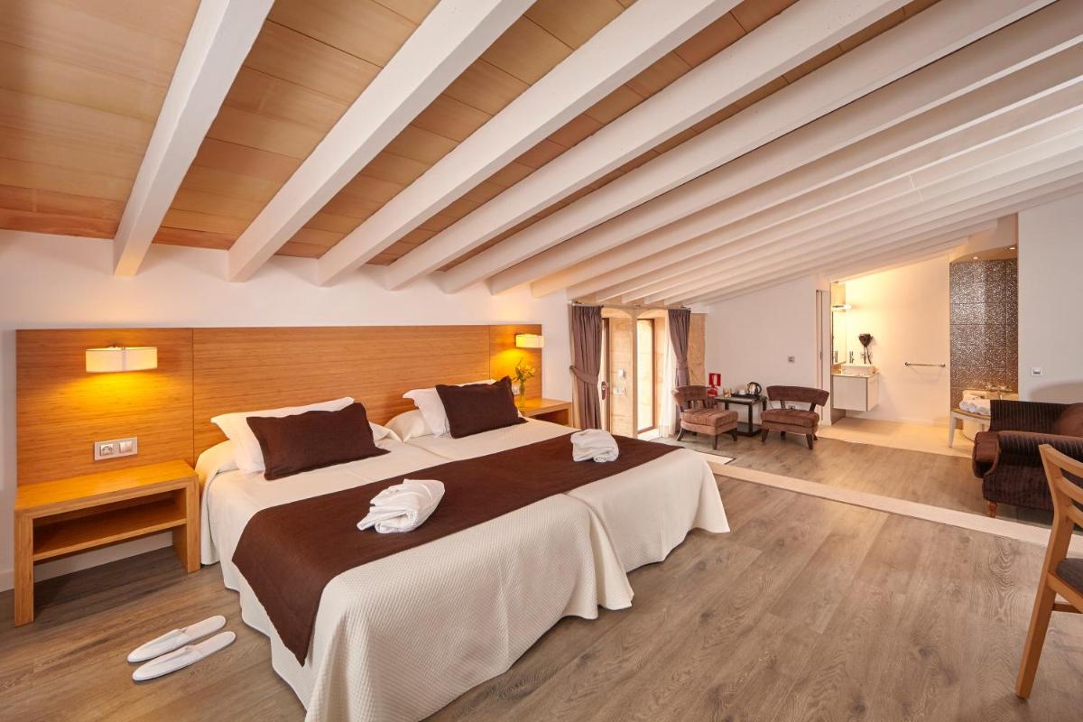 Un dormitorio con una cama grande en una habitación. en Bennoc Petit Hotel - Only Adults, en Llucmajor 160 fotos más