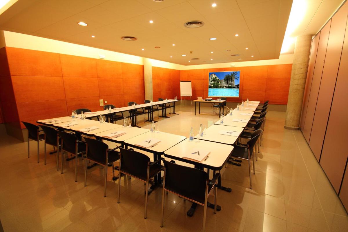 Zona business o sala de conferencias en AQUA Hotel Aquamarina & Spa