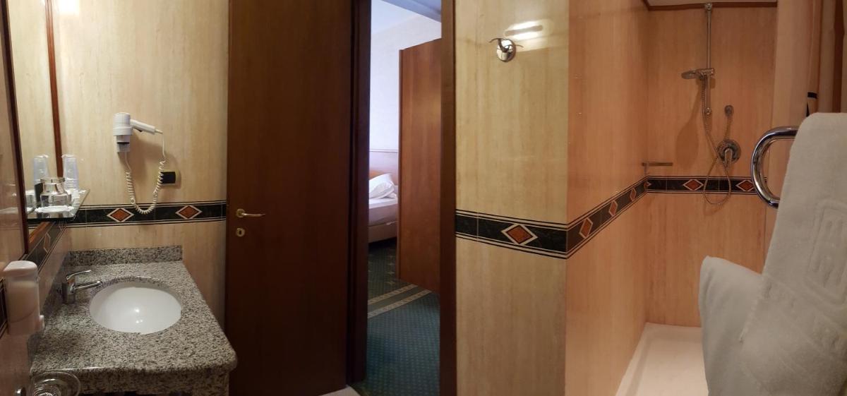 Hotel Ariston - Housity