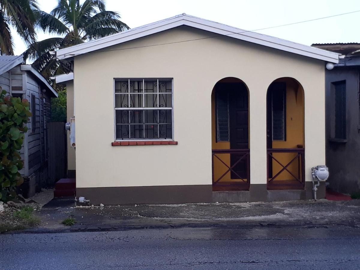 Darrel Cot Beachfront Cottage - Housity