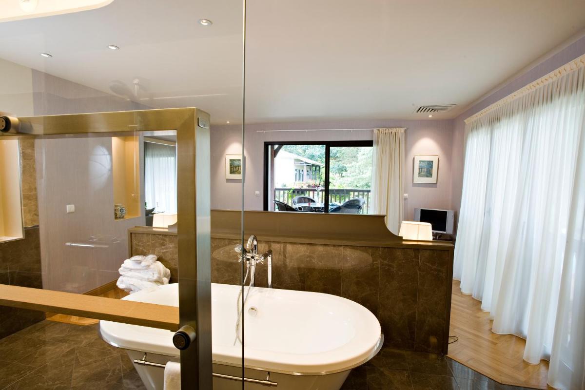 Salle de bains dans l'établissement Relais de la Poste