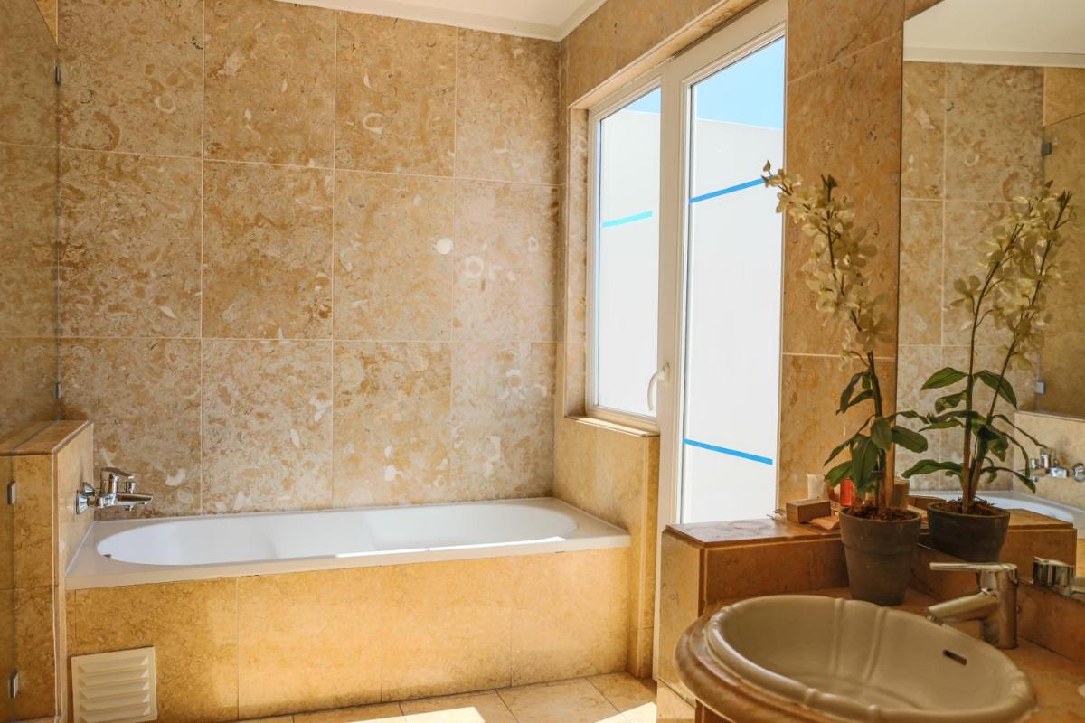 Uma casa de banho em Boa Vista Hotel & Spa - Adults Only