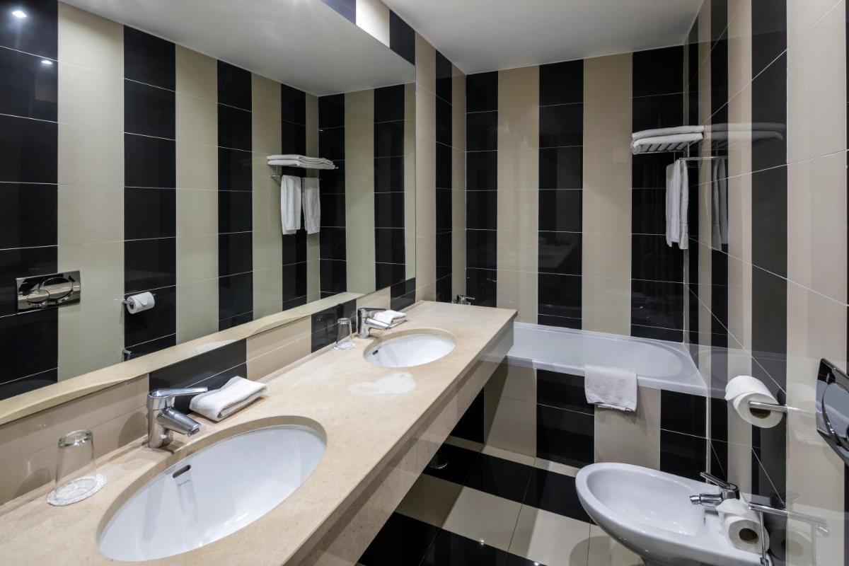 Uma casa de banho em Boa Vista Hotel & Spa - Adults Only