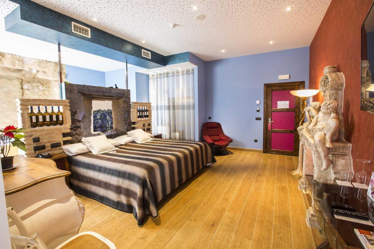 Cama o camas de una habitación en Hotel SPA El Lagar de Isilla