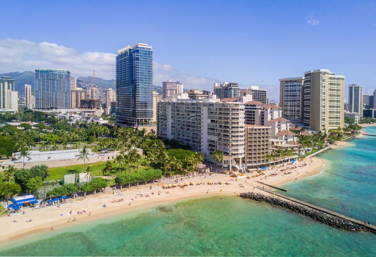 Waikiki Shore 305 (beachfront/balcony) - Housity