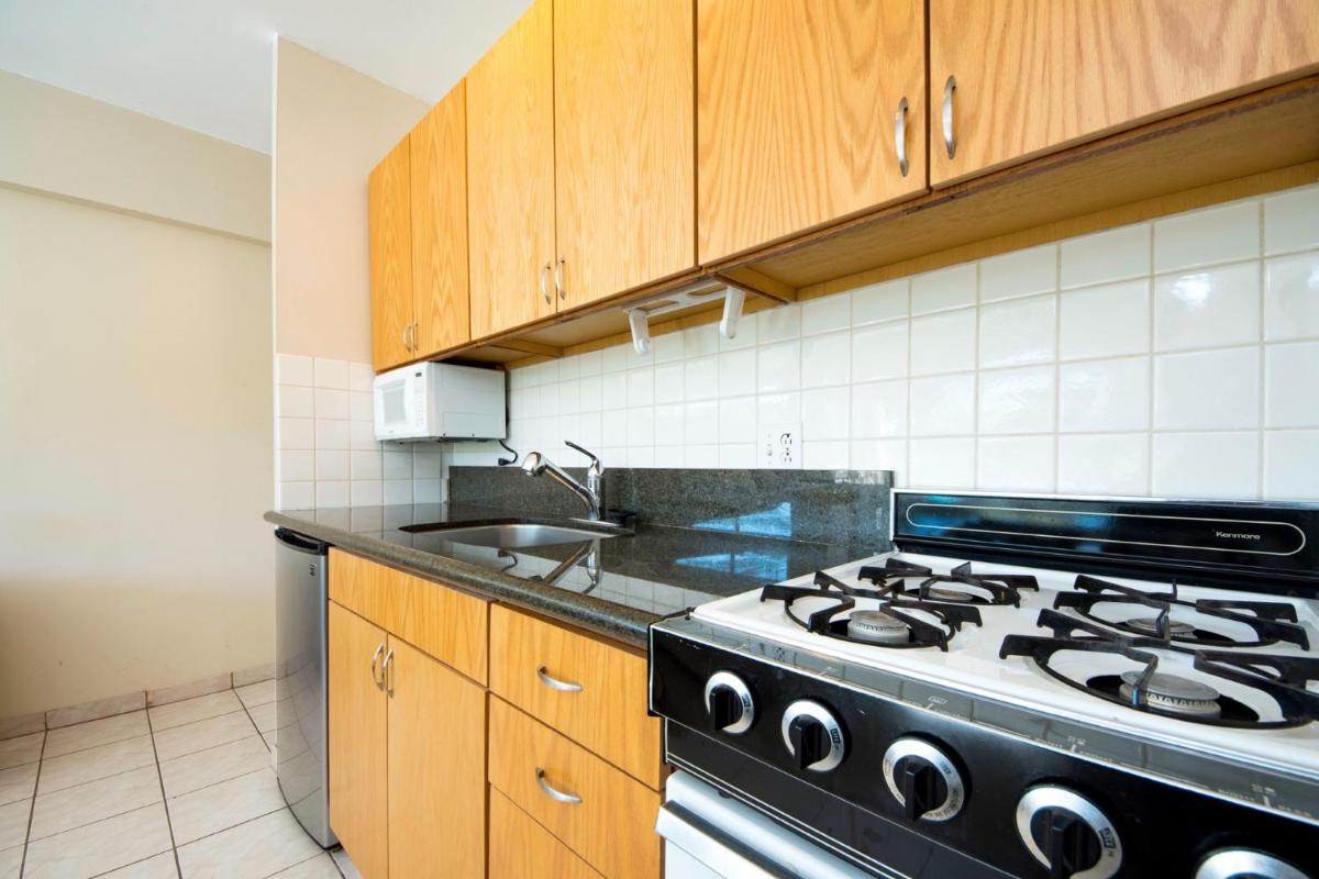 Waikiki Shore 305 (beachfront/balcony) - Housity