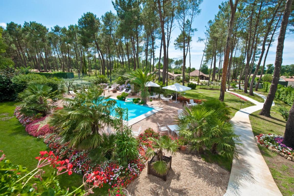 - une vue aérienne sur un jardin avec une piscine dans l'établissement Relais de la Poste, à Magescq