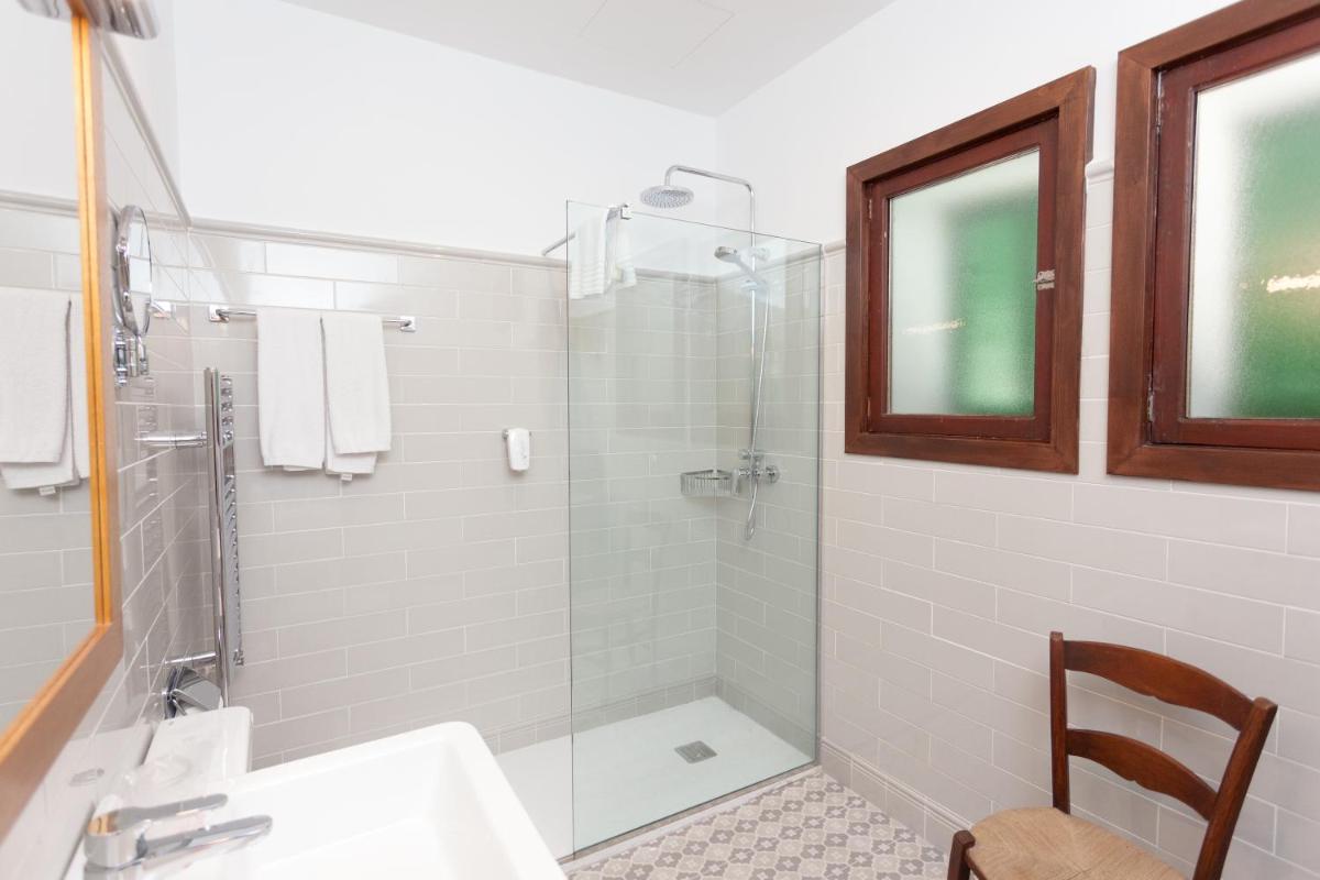 Un baño de Hotel El Guía