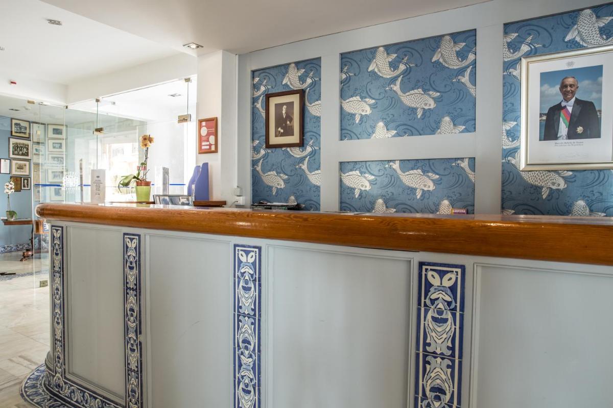 um bar numa sala com papel de parede azul e branco em Boa Vista Hotel & Spa - Adults Only em Albufeira mais 115 fotografias